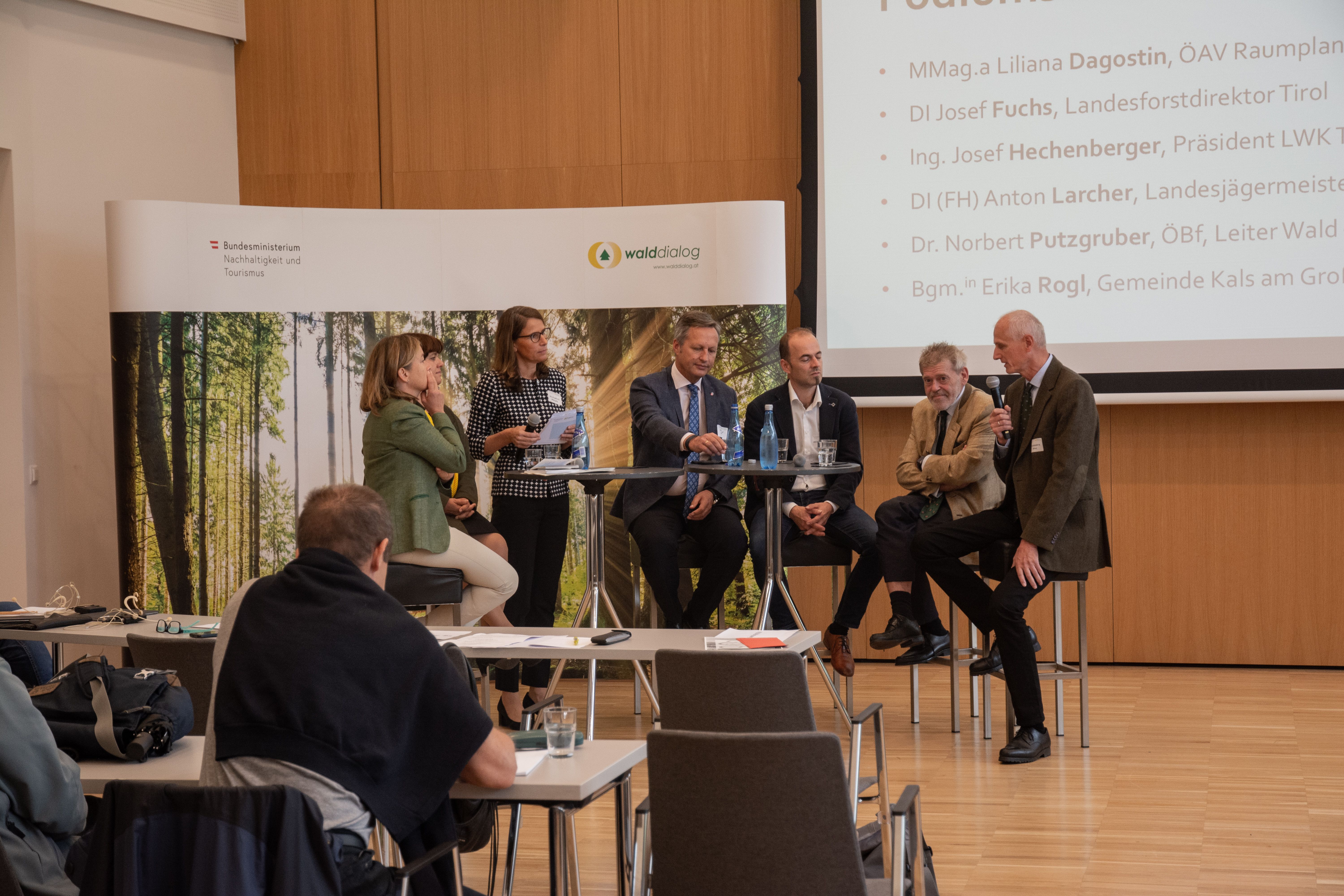 Gruppenfoto des 21. Waldforums im Zeichen des Schutzwaldes