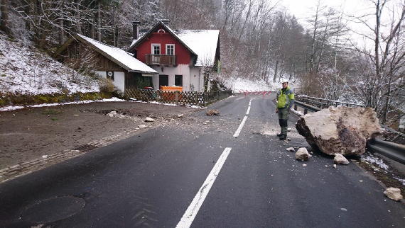 Blöcke mit bis zu 5m³ kamen auf der B152 und im angrenzenden Attersee zu liegen 