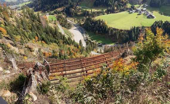 Die Wildbach- und Lawinenverbauung sorgt im Projekt Lesachtal für Schutz vor Naturgefahren – hier zu sehen technischer Lawinenschutz.