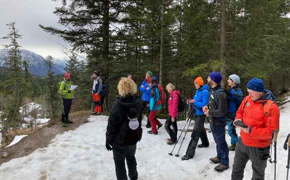 Gemeinsam durch den Schutzwald im Winter – ideal für Wissensvermittlung und fachlichem Austausch. 