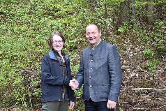 Künftige Waldaufseherin Eva-Maria Kirschner mit LHStv. Josef Geisler.