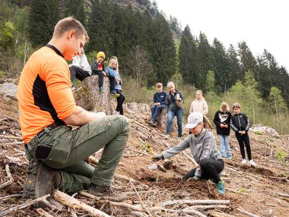 Die Schüler:innen der Nationalparkschule Winklern freuen sich über die neu gepflanzten Bäume und den Gewinnerpreis von Kärnten.