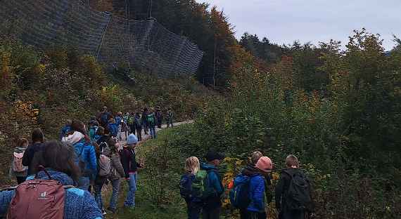 Schutzwaldpatenschaft VS Pfandl: Besichtigung der aufgeforsteten Fläche Schutzwaldpatenschaft VS Pfandl: Besichtigung der aufgeforsteten Fläche