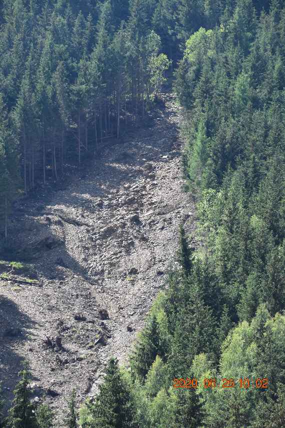 Abbildung 1a: Beispiele für die Folgen von nicht erkanntem Handlungsbedarf im Wald mit Objektschutzfunktion: Bodenrutschung, Klimastress auf trockenem Karbonatstandort, Sturmschaden.