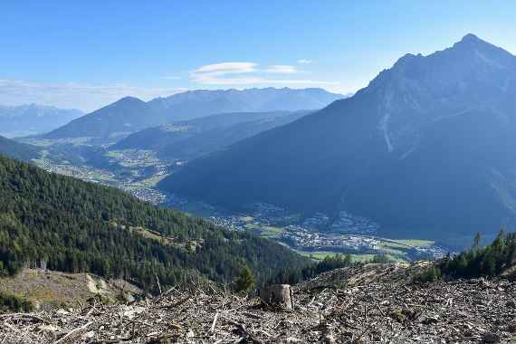 Schutzwälder sind ein wesentlicher Bestandteil der Sicherheitsvorsorge in Tirol. Sie schützen Siedlungen, Verkehrswege und wichtige Infrastruktur vor Naturgefahren wie Lawinen, Steinschlag, Rutschungen und Muren.