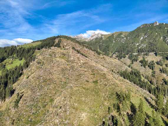 Der Sturm vom 18. Juli 2023 verursachte im Gemeindegebiet von Neustift i. St. zahlreiche Windwurfflächen. Die größte zusammenhängende Schadfläche lag im Bereich Kaserstatt/Pfurtschell.