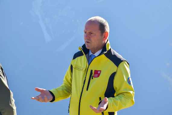 LHStv Josef Geisler: „Der Schutzwald ist für Tirol unverzichtbar. Gerade dort, wo Siedlungen und Verkehrswege unter bewaldeten Hängen liegen, können wir es uns nicht leisten, Schutzwirkung über längere Zeit zu verlieren. Deshalb müssen wir Schäden rasch beurteilen, die richtigen Prioritäten setzen und gleichzeitig alles daransetzen, stabile und klimafitte Schutzwaldbestände zu erhalten und wieder aufzubauen."