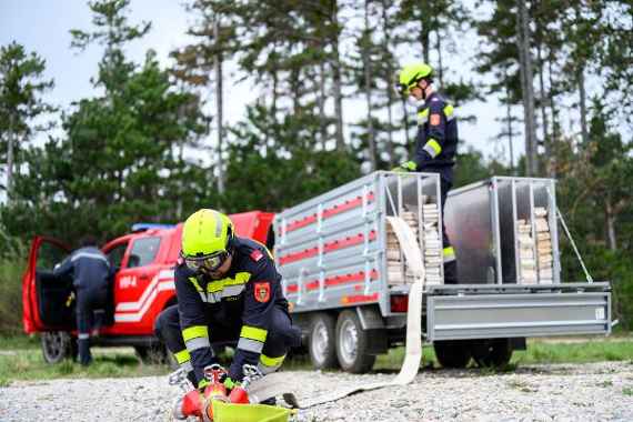 Waldbrand: Schlauchverlegung durch die Feuerwehr 