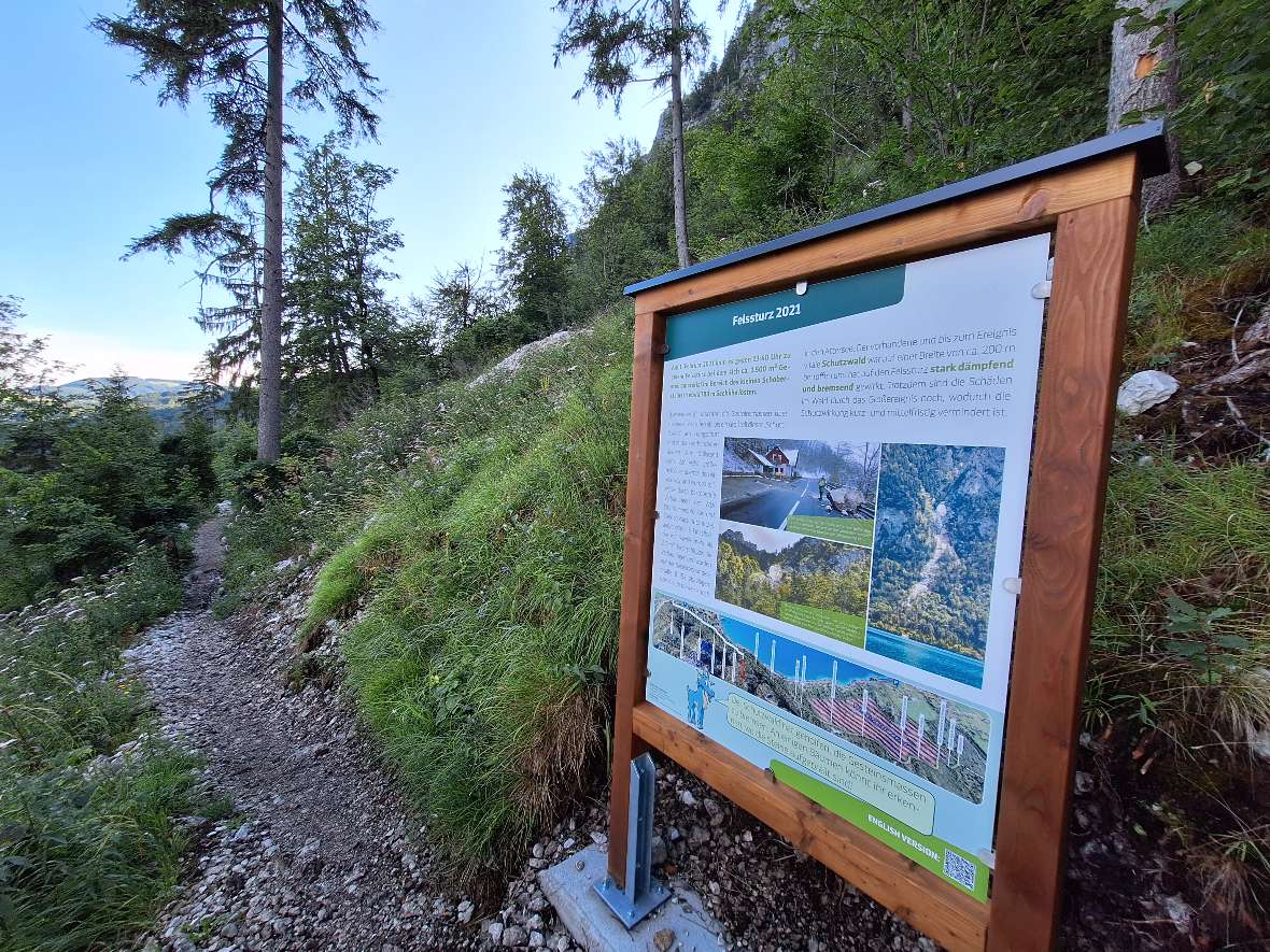 Schutzwald-Lehrpfad am Nikoloweg: Felssturz 2021, Tafel und Wanderweg