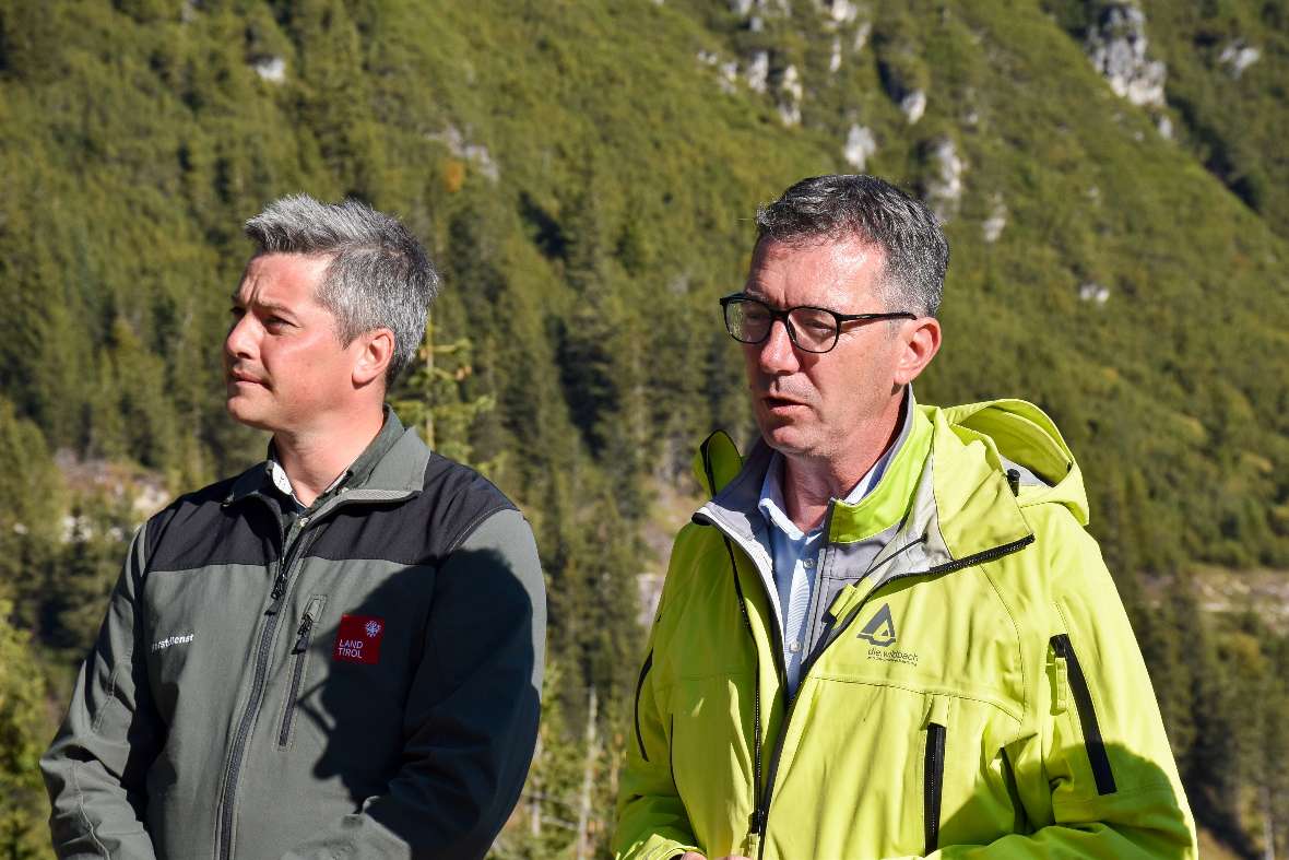 Gebhard Walter: „Ein stabiler Schutzwald und unsere Schutzbauten wirken in Neustift zusammen. Wenn ein Sturm Waldflächen beschädigt, prüfen wir gemeinsam mit dem Forstdienst, welche Folgen das für Siedlungen und Verkehrswege hat. So können wir gezielt dort Maßnahmen setzen, wo die Schutzwirkung beeinträchtigt ist.“