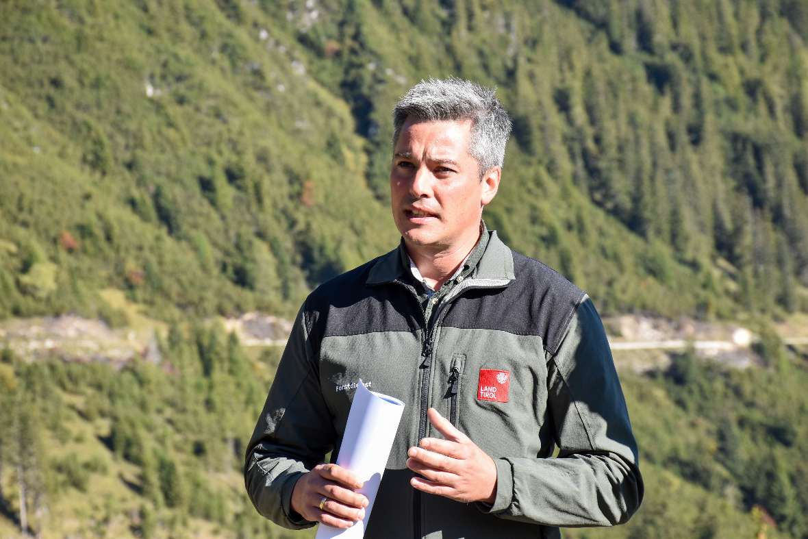 Landesforstdirektor Harald Oblasser: „Nach einem Sturm müssen wir rasch erkennen, wo der Wald seine Schutzwirkung verloren hat und wo zuerst gehandelt werden muss. Der Einsatzplan Waldschäden gibt dem Landesforstdienst und Systempartnern dafür klare Abläufe – von der Schadenserfassung bis zur Reihung der Maßnahmen.“