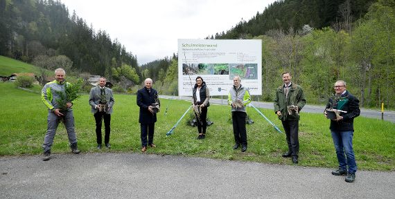 Bundesministerin Elisabeth Köstinger nahm gemeinsam mit Bundespräsident Alexander Van der Bellen und Landesrat Hans Seitinger an einer Spatenstichfeier für das flächenwirtschaftliche Projekt "Schulmeisterwand" teil.